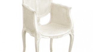 Ambiance château de province avec ce fauteuil canné blanc de Maison d’un Rêve…