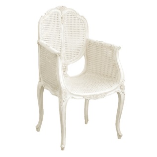 Ambiance château de province avec ce fauteuil canné blanc de Maison d’un Rêve… 